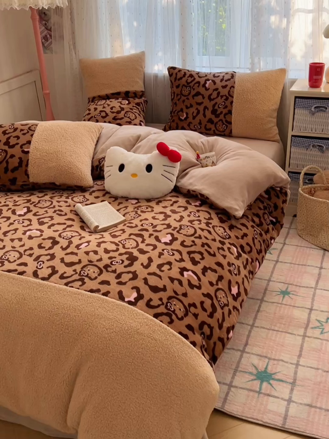 91家纺网 家纺一手货源 找家纺 顾里家纺 2025新款卡通豹纹喵羊羔拼接牛奶绒四件套 咖豹纹