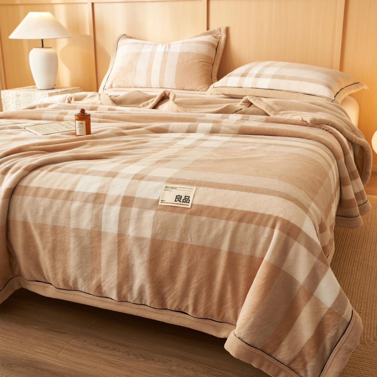 91家纺网 家纺一手货源 找家纺 寐绸家纺 2025新款230g无印风牛奶绒功能毯 大咖格