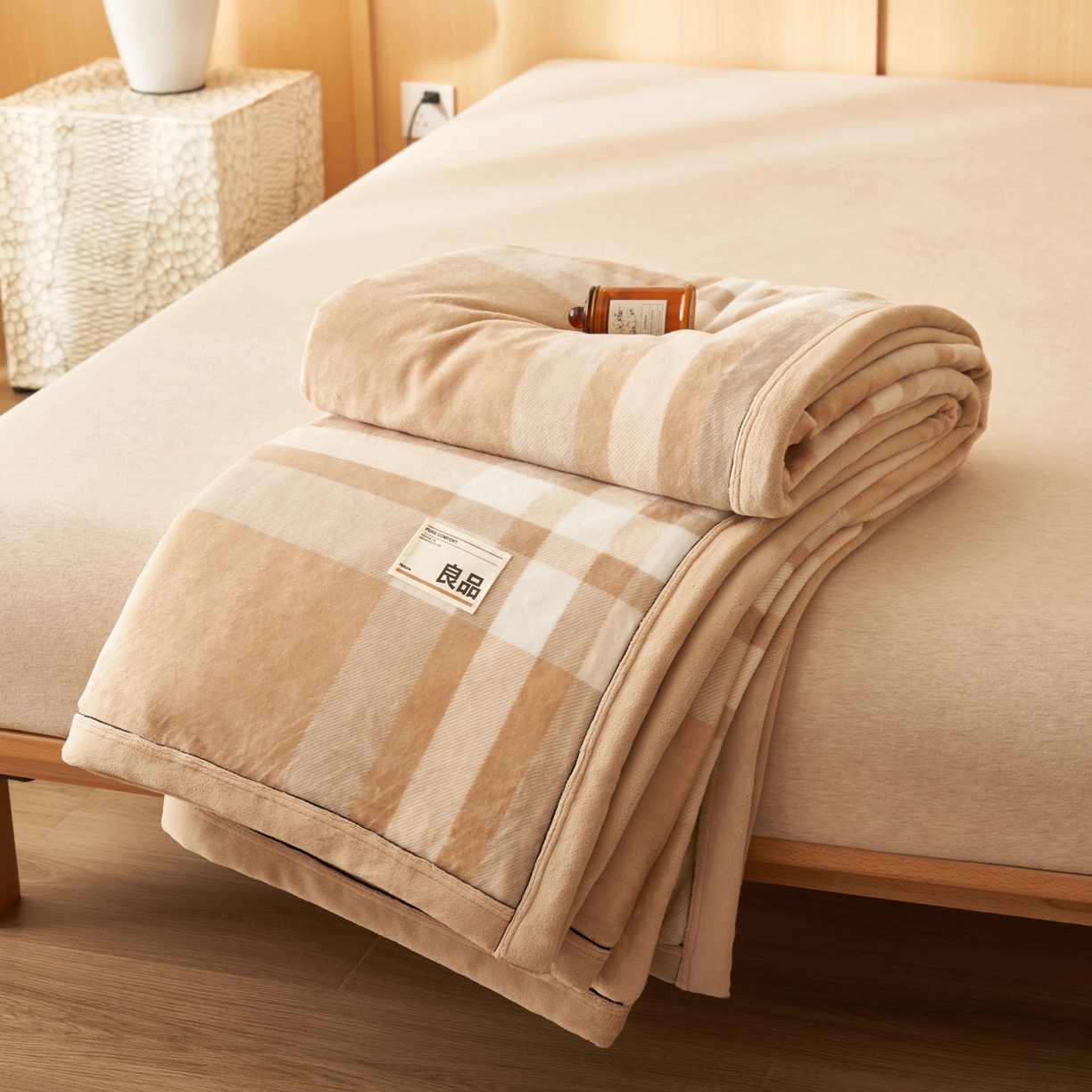 91家纺网 家纺一手货源 找家纺 寐绸家纺 2025新款230g无印风牛奶绒功能毯 大咖格
