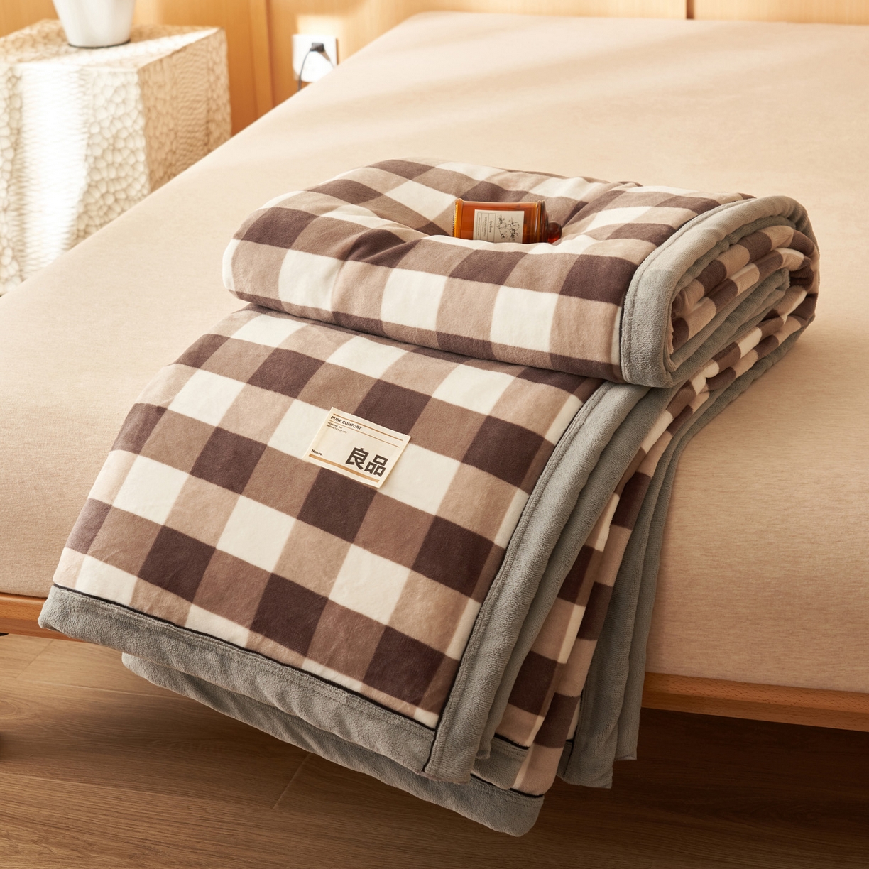 91家纺网 家纺一手货源 找家纺 寐绸家纺 2025新款230g无印风牛奶绒功能毯 大灰格