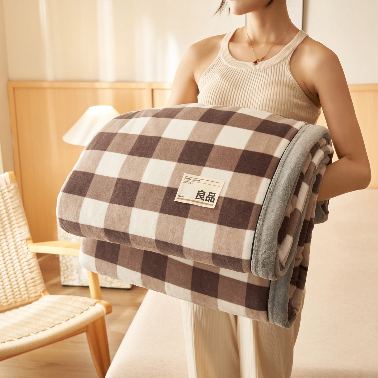 91家纺网 家纺一手货源 找家纺 寐绸家纺 2025新款230g无印风牛奶绒功能毯 大灰格