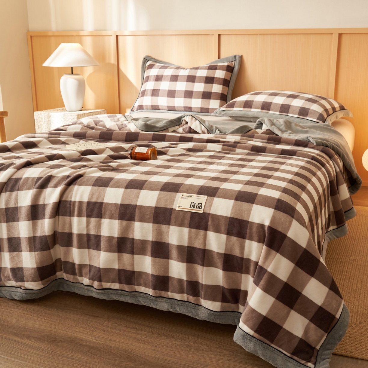 91家纺网 家纺一手货源 找家纺 寐绸家纺 2025新款230g无印风牛奶绒功能毯 大灰格