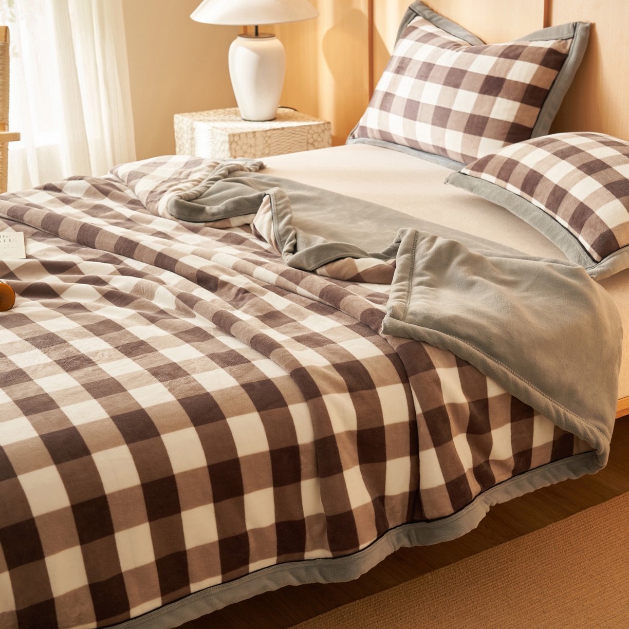 91家纺网 家纺一手货源 找家纺 寐绸家纺 2025新款230g无印风牛奶绒功能毯 大灰格