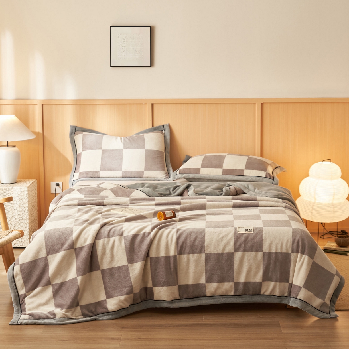 91家纺网 家纺一手货源 找家纺 寐绸家纺 2025新款230g无印风牛奶绒功能毯 灰白格