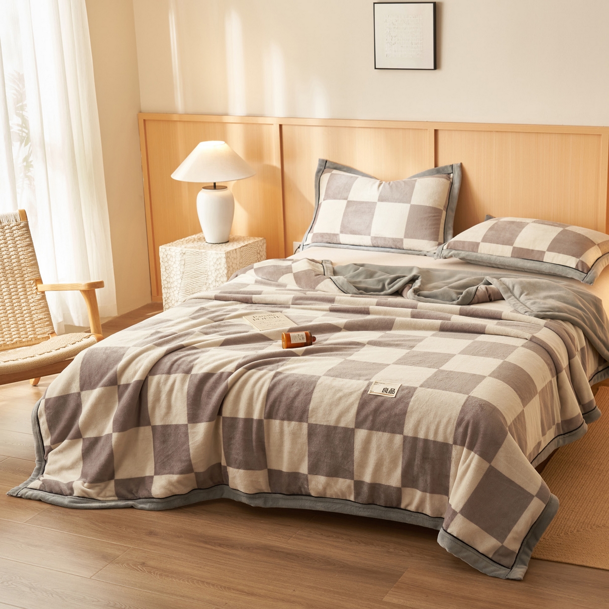 91家纺网 家纺一手货源 找家纺 寐绸家纺 2025新款230g无印风牛奶绒功能毯 灰白格