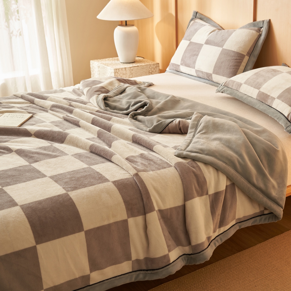 91家纺网 家纺一手货源 找家纺 寐绸家纺 2025新款230g无印风牛奶绒功能毯 灰白格