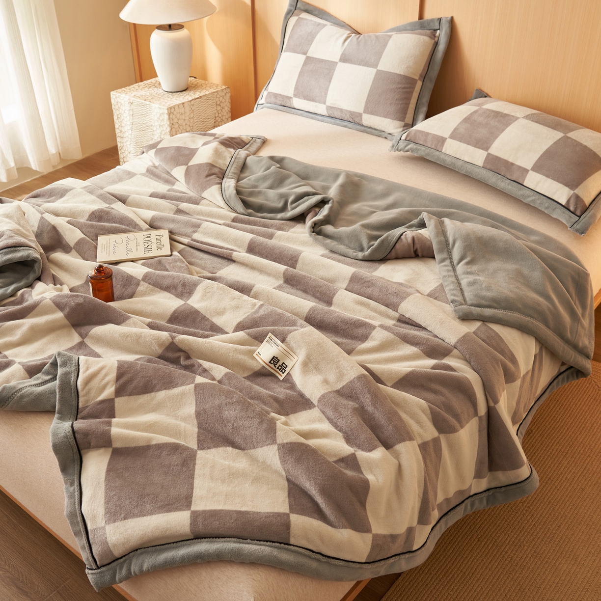 91家纺网 家纺一手货源 找家纺 寐绸家纺 2025新款230g无印风牛奶绒功能毯 灰白格