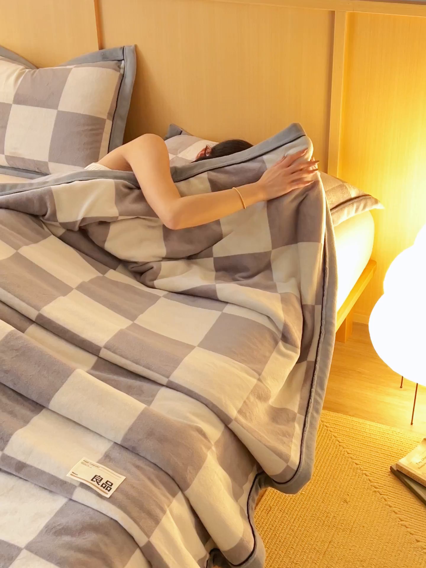 91家纺网 家纺一手货源 找家纺 寐绸家纺 2025新款230g无印风牛奶绒功能毯 灰白格