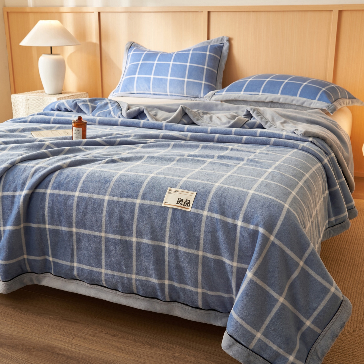 91家纺网 家纺一手货源 找家纺 寐绸家纺 2025新款230g无印风牛奶绒功能毯 蓝调格