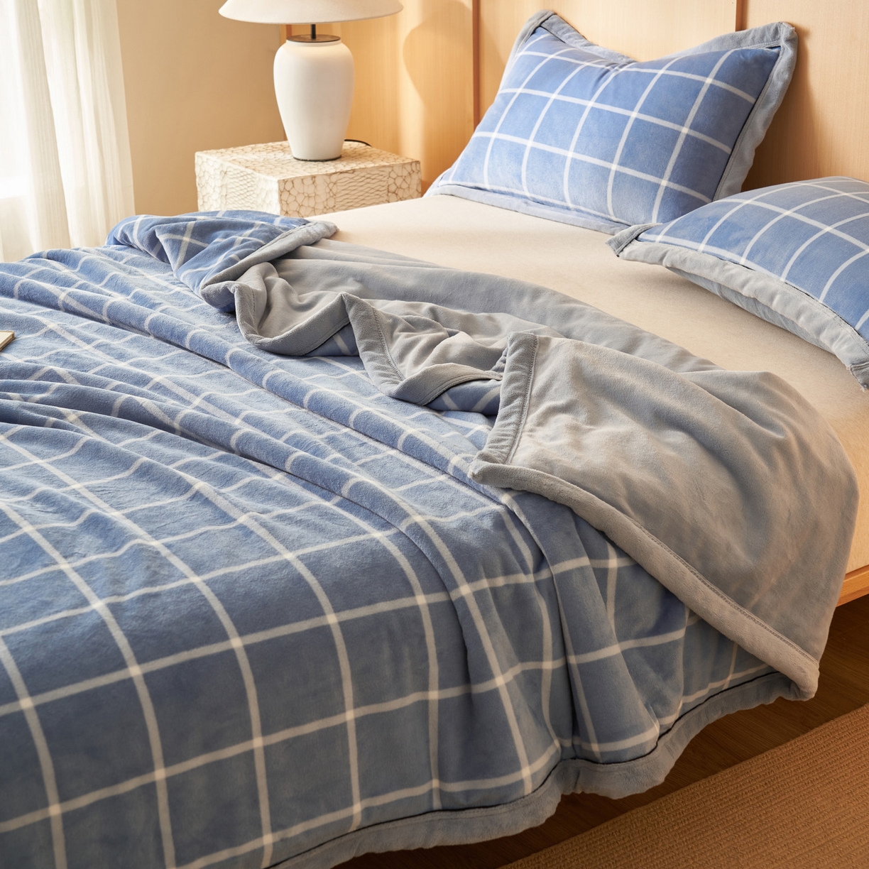 91家纺网 家纺一手货源 找家纺 寐绸家纺 2025新款230g无印风牛奶绒功能毯 蓝调格