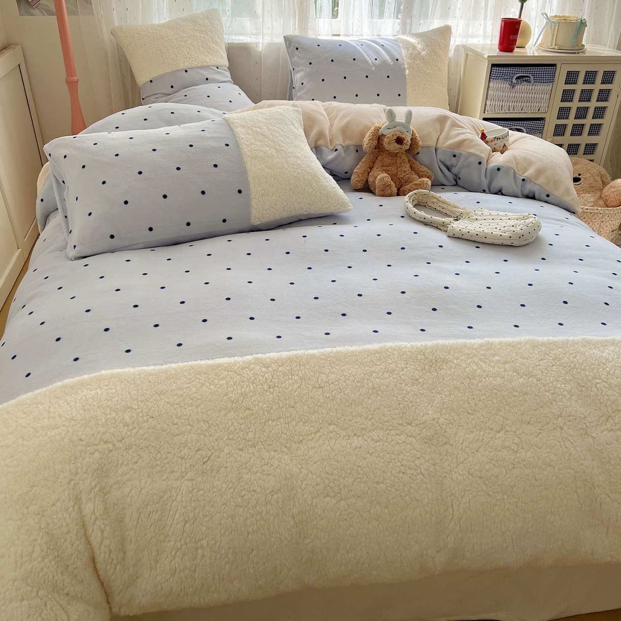 91家纺网 家纺一手货源 找家纺 （总）顾里家纺 2025新款波点羊羔拼接牛奶绒四件套小波点