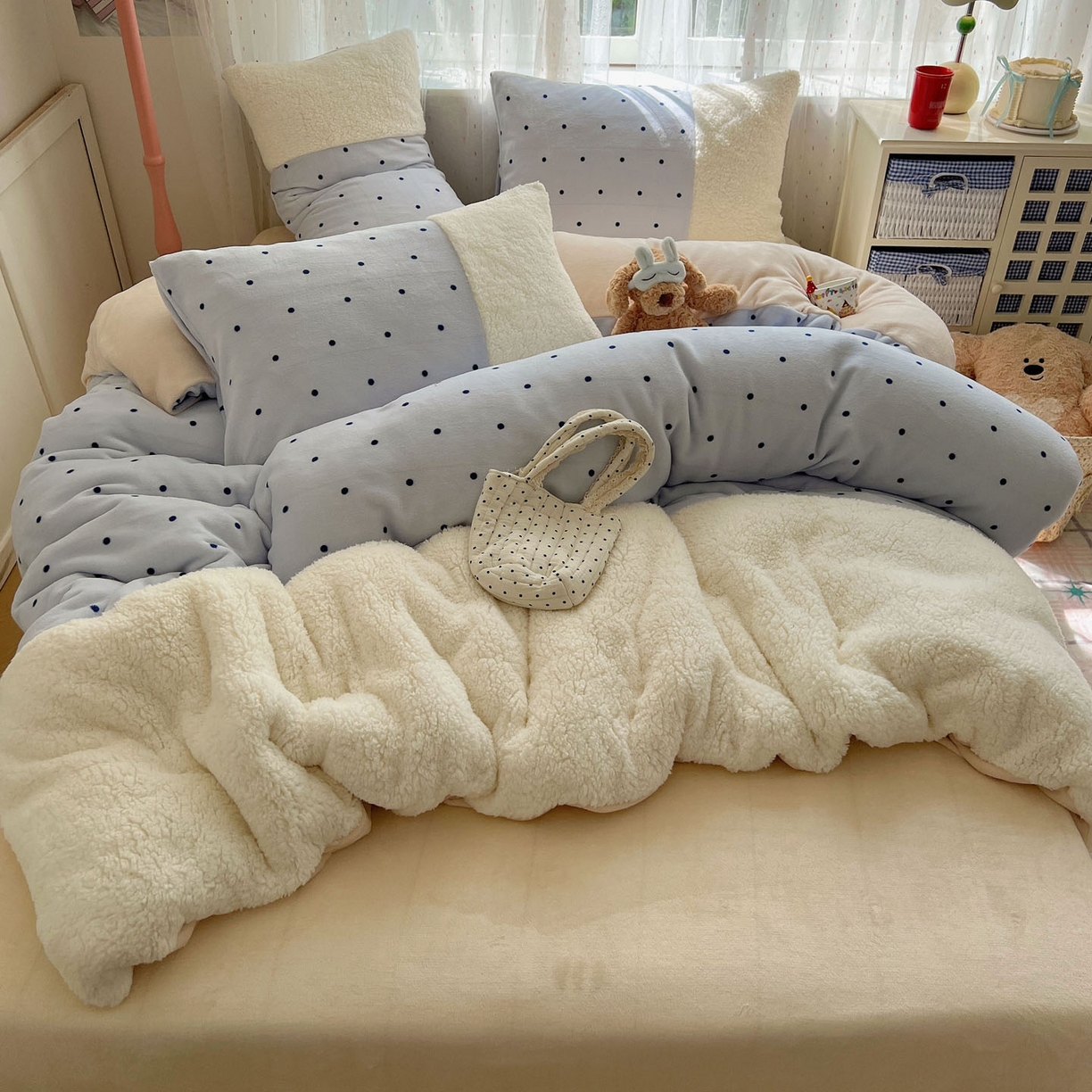 91家纺网 家纺一手货源 找家纺 （总）顾里家纺 2025新款波点羊羔拼接牛奶绒四件套小波点