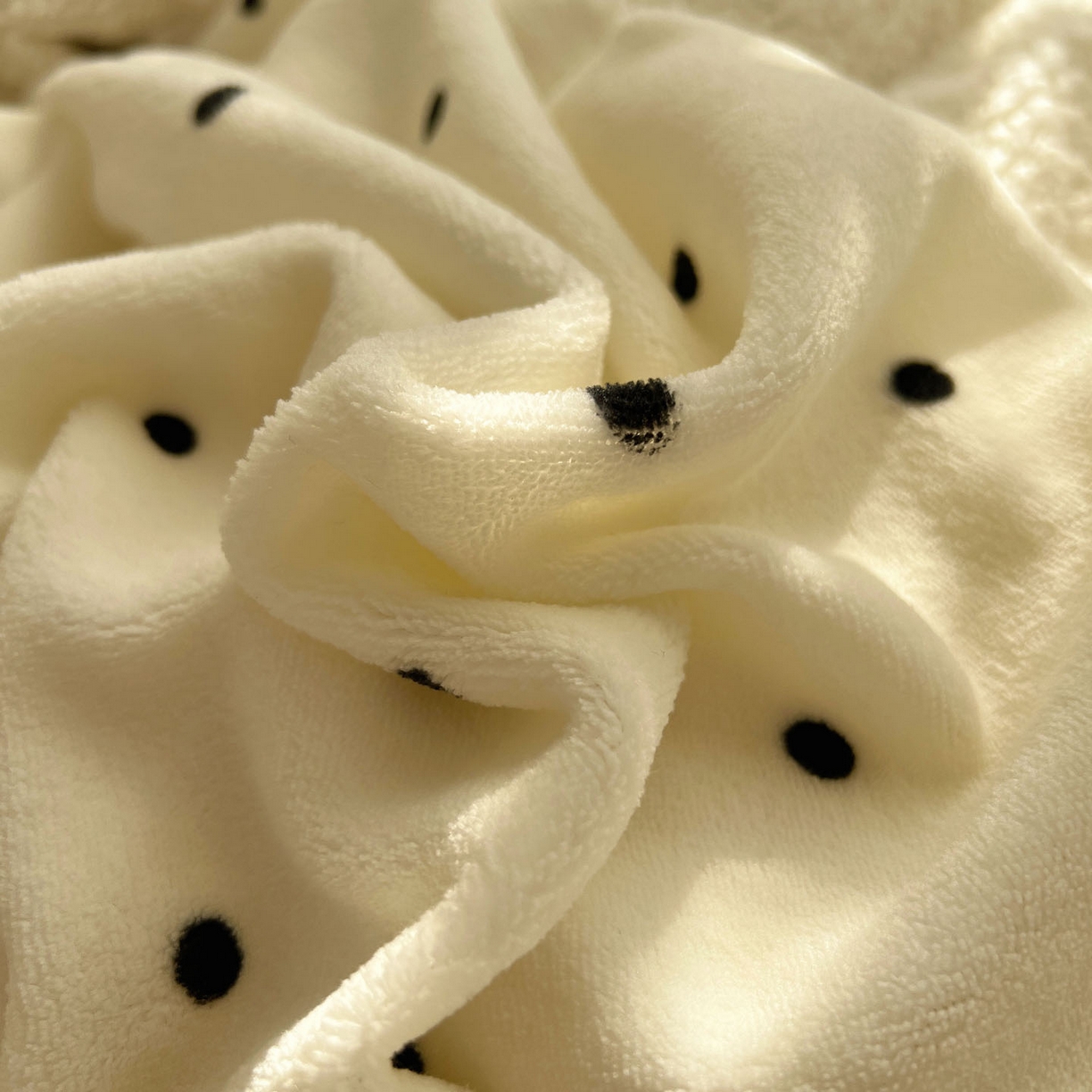 91家纺网 家纺一手货源 找家纺 顾里家纺 2025新款波点羊羔拼接牛奶绒四件套小波点 白波点