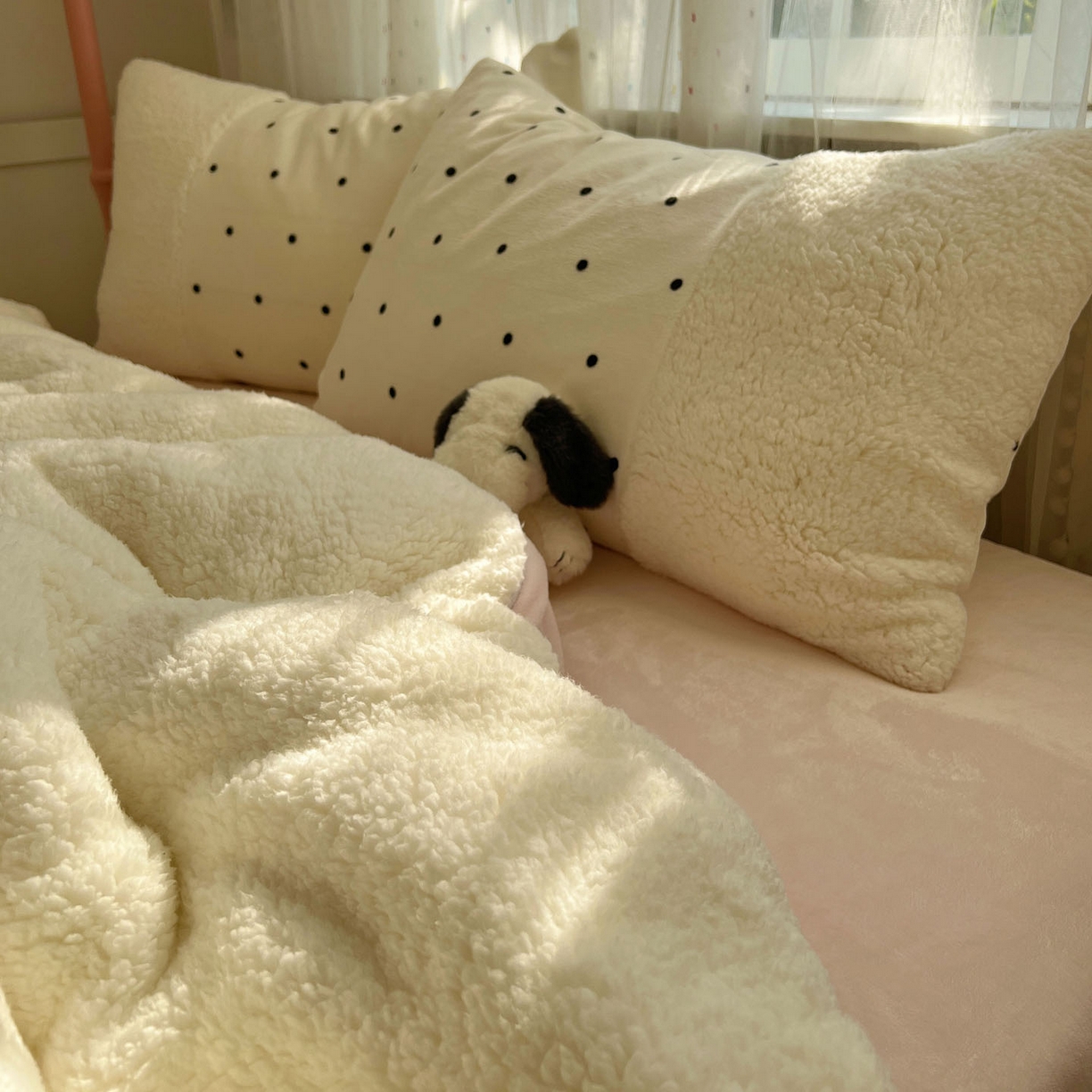 91家纺网 家纺一手货源 找家纺 顾里家纺 2025新款波点羊羔拼接牛奶绒四件套小波点 白波点