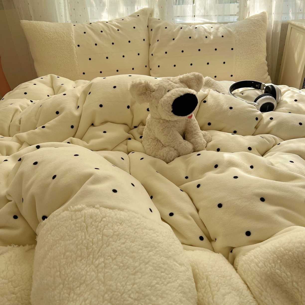 91家纺网 家纺一手货源 找家纺 顾里家纺 2025新款波点羊羔拼接牛奶绒四件套小波点 白波点