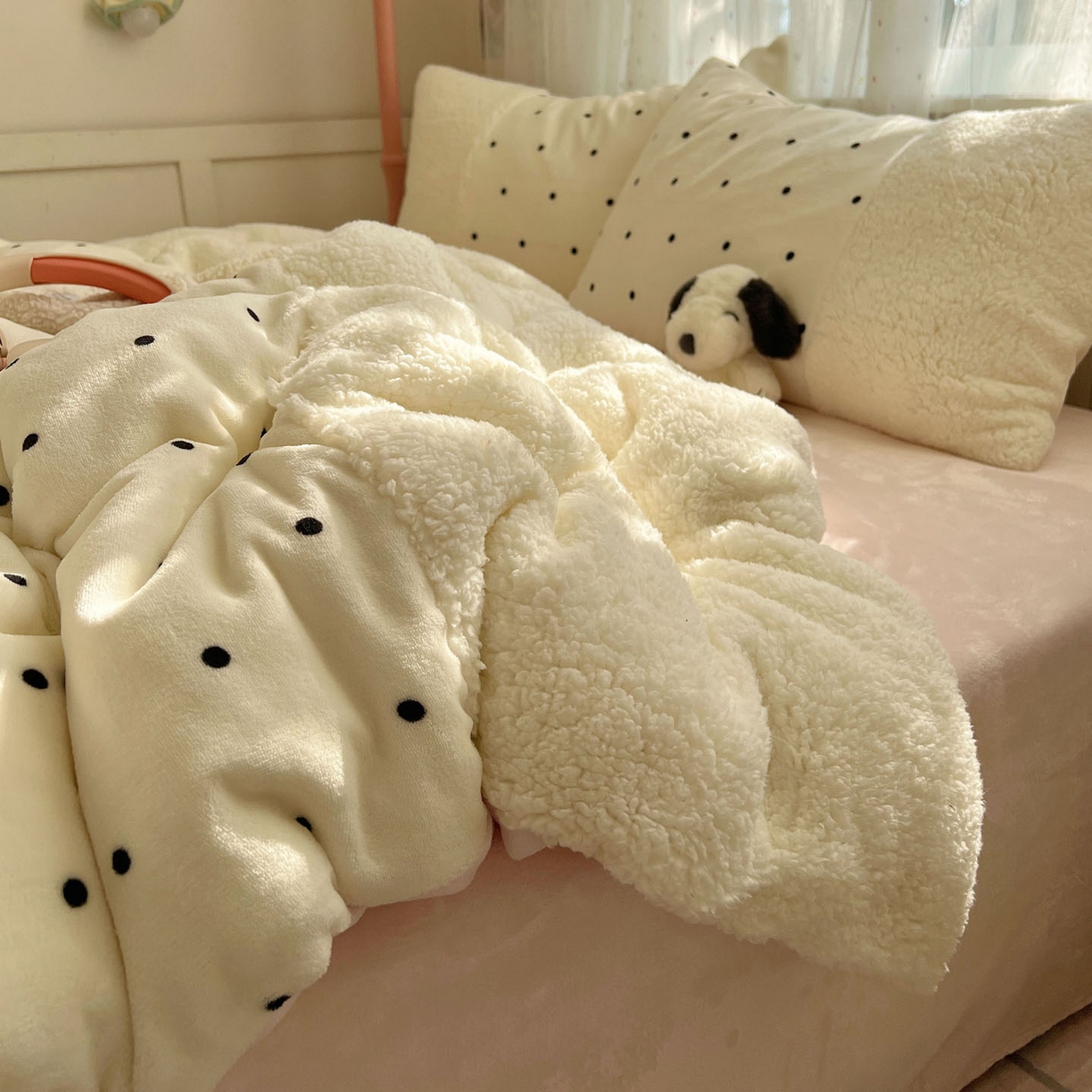 91家纺网 家纺一手货源 找家纺 顾里家纺 2025新款波点羊羔拼接牛奶绒四件套小波点 白波点