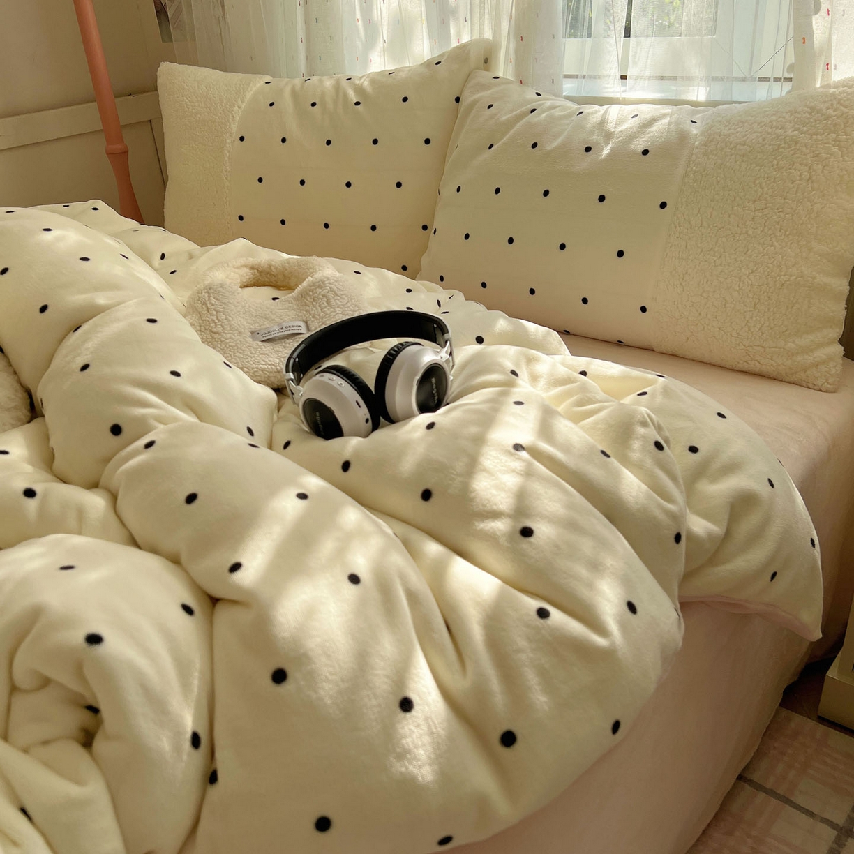 91家纺网 家纺一手货源 找家纺 顾里家纺 2025新款波点羊羔拼接牛奶绒四件套小波点 白波点