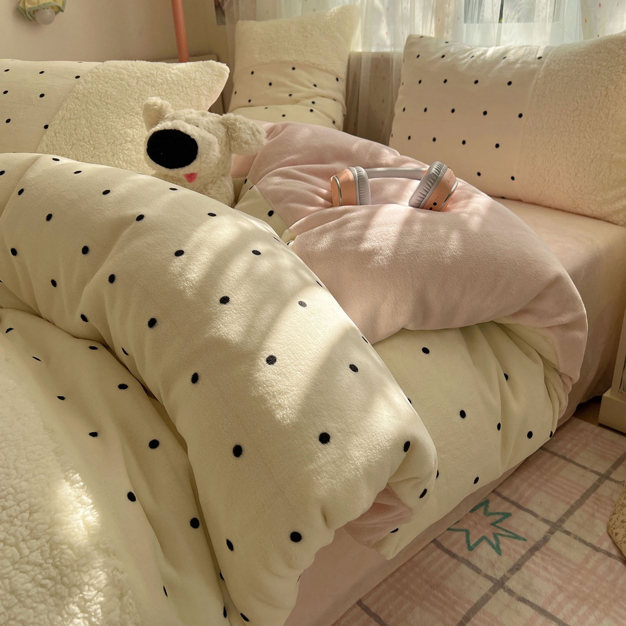 91家纺网 家纺一手货源 找家纺 顾里家纺 2025新款波点羊羔拼接牛奶绒四件套小波点 白波点