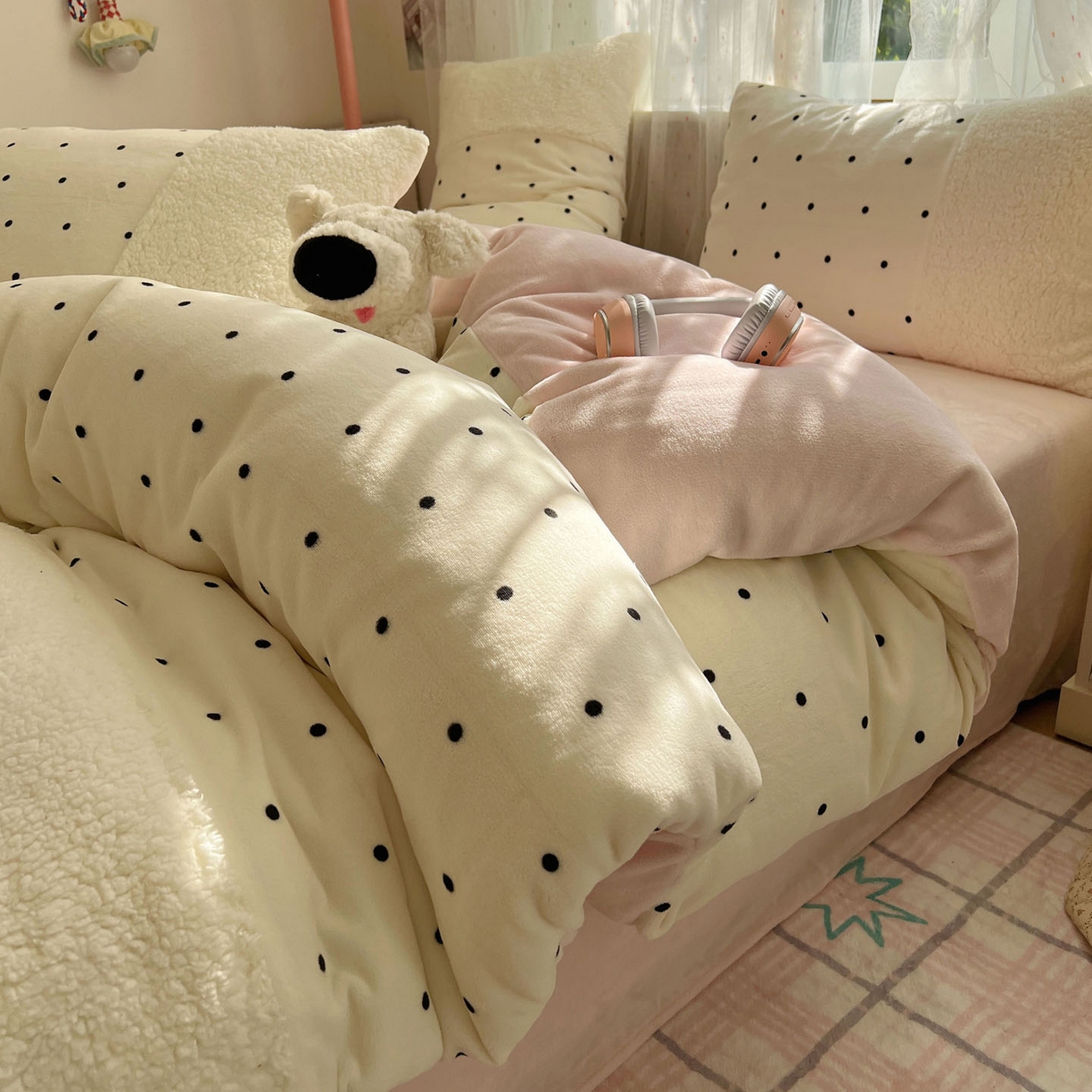 91家纺网 家纺一手货源 找家纺 顾里家纺 2025新款波点羊羔拼接牛奶绒四件套小波点 白波点