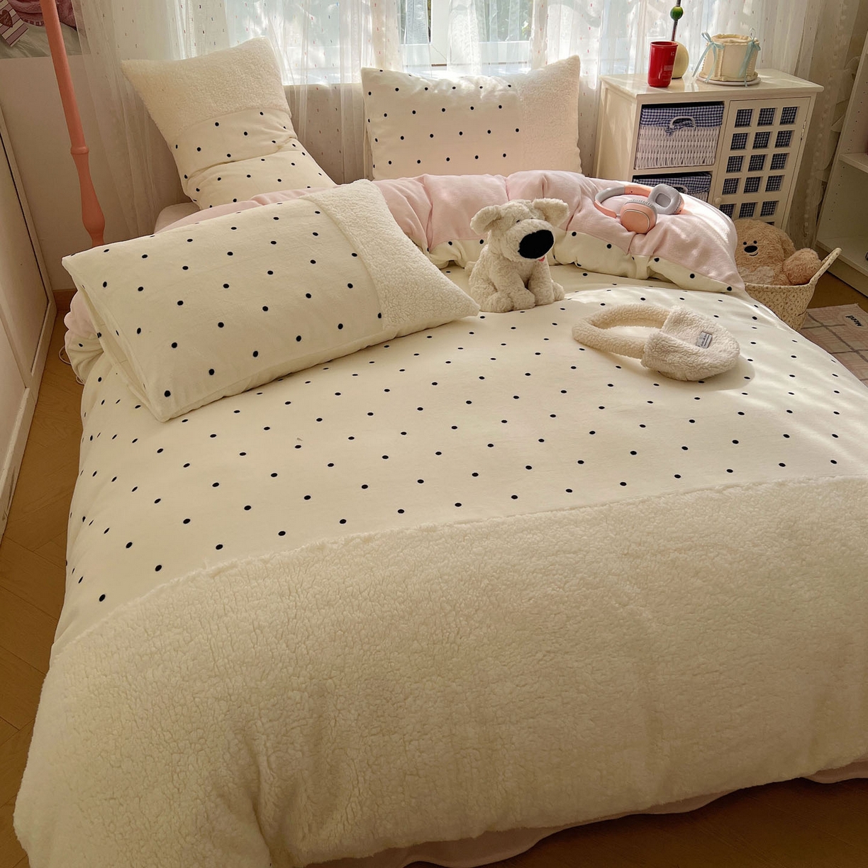 91家纺网 家纺一手货源 找家纺 顾里家纺 2025新款波点羊羔拼接牛奶绒四件套小波点 白波点