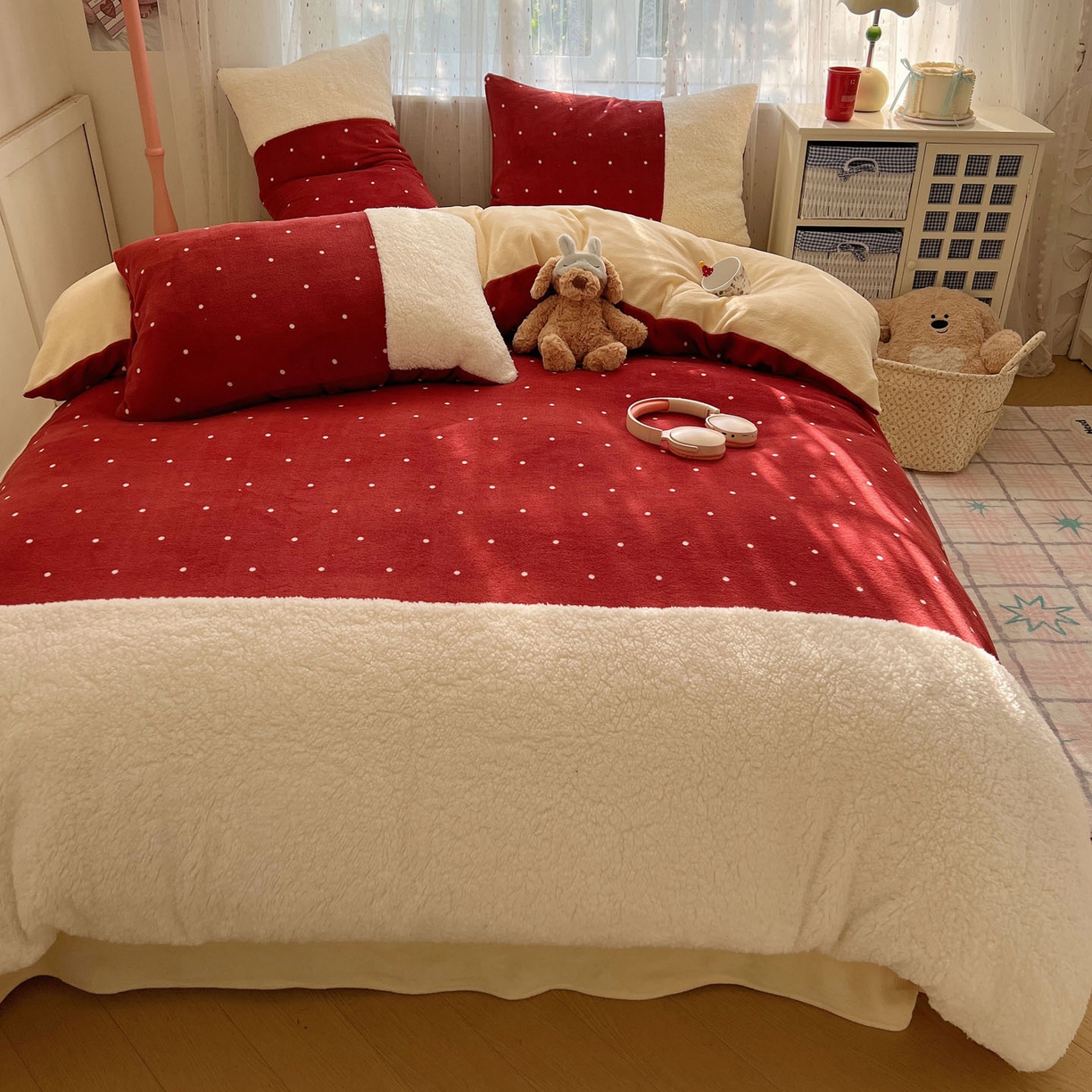 91家纺网 家纺一手货源 找家纺 顾里家纺 2025新款波点羊羔拼接牛奶绒四件套小波点 红波点