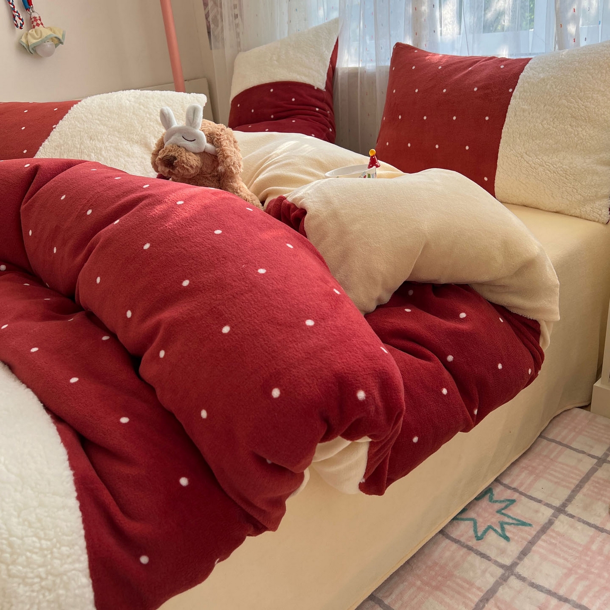 91家纺网 家纺一手货源 找家纺 顾里家纺 2025新款波点羊羔拼接牛奶绒四件套小波点 红波点