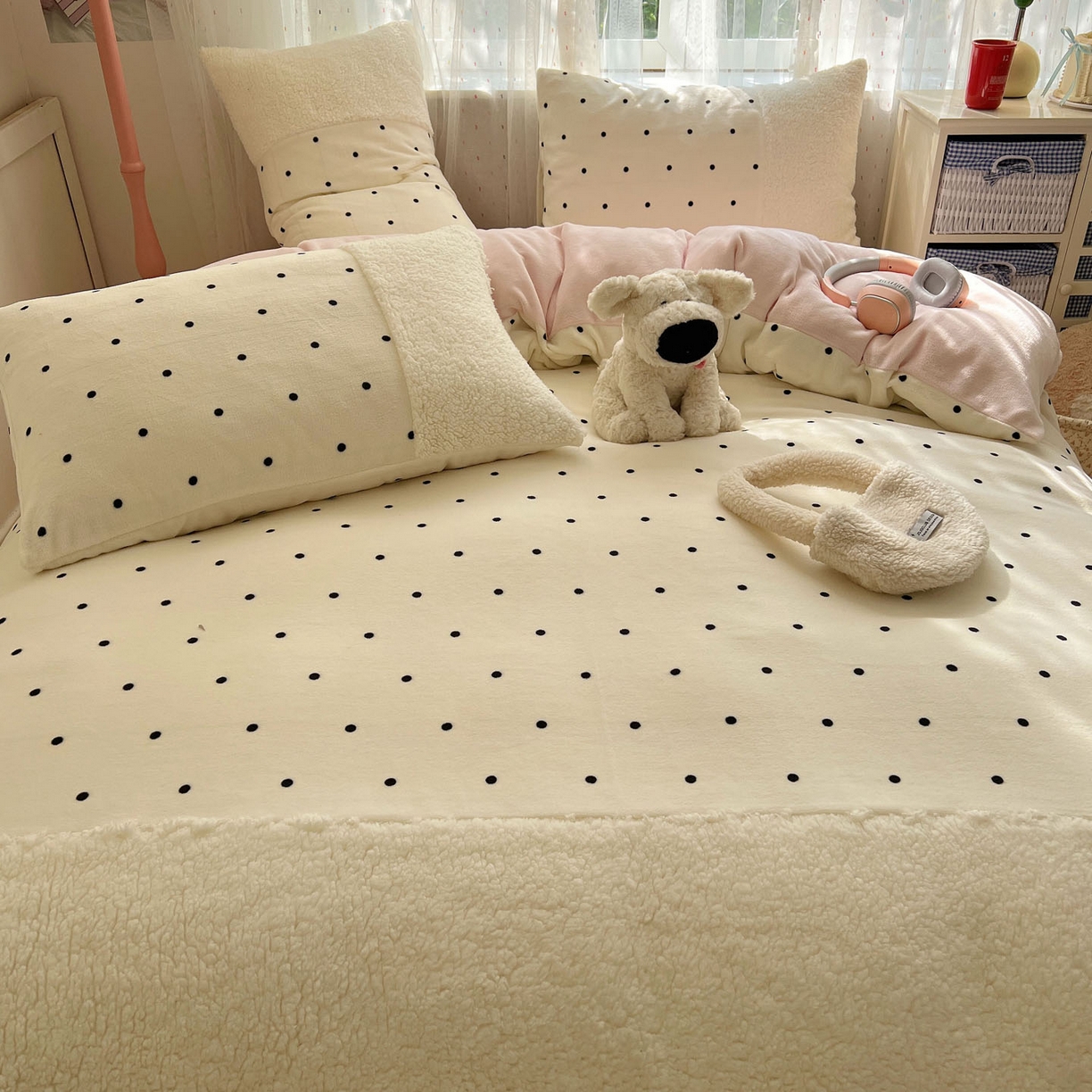 91家纺网 家纺一手货源 找家纺 顾里家纺 2025新款波点羊羔拼接牛奶绒四件套小波点 白波点