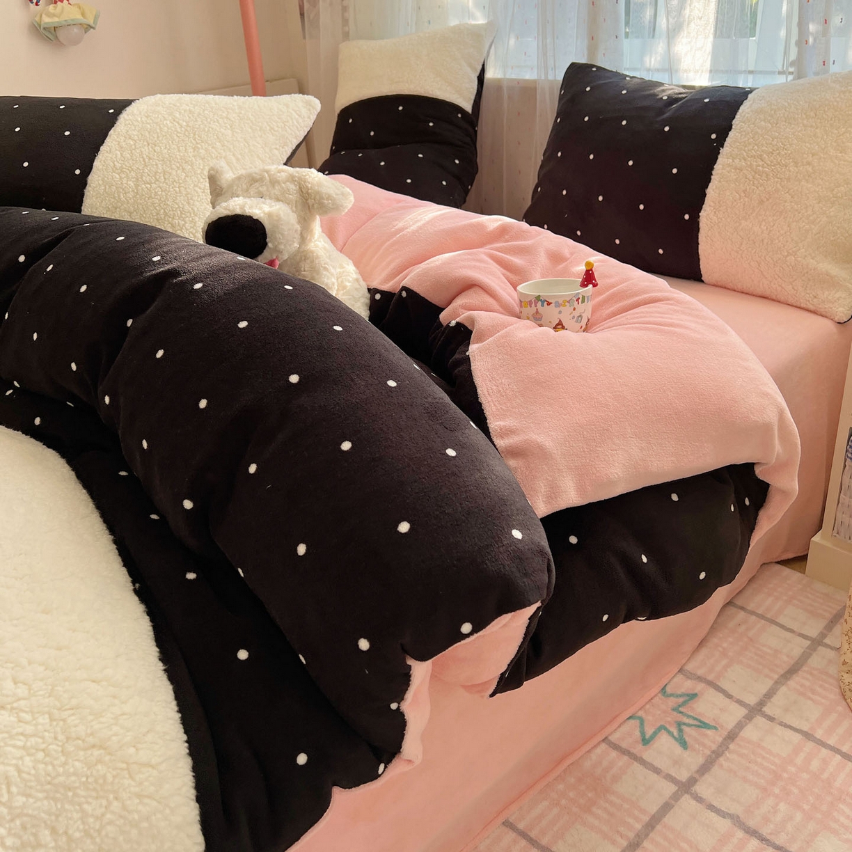 91家纺网 家纺一手货源 找家纺 顾里家纺 2025新款波点羊羔拼接牛奶绒四件套小波点 黑波点