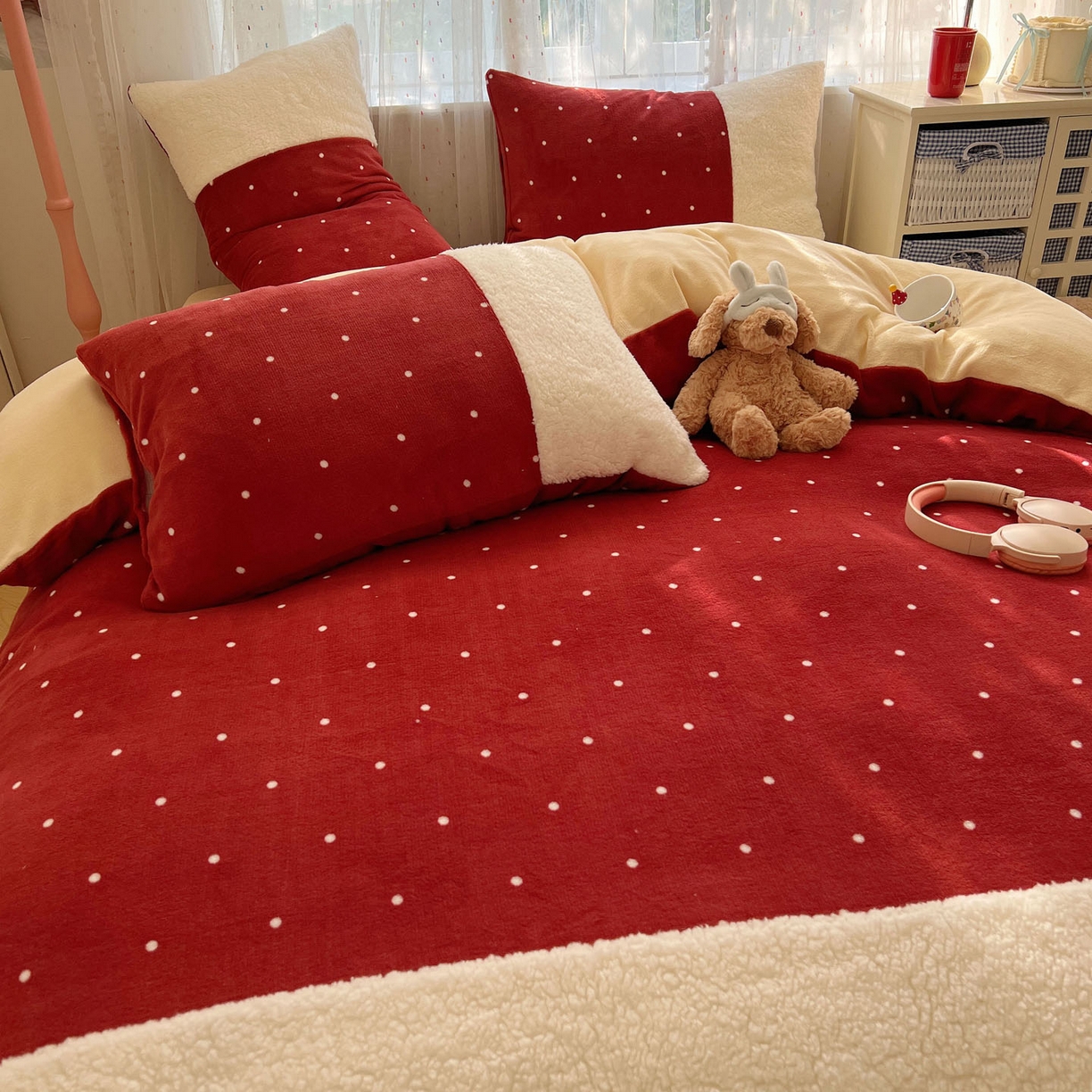 91家纺网 家纺一手货源 找家纺 顾里家纺 2025新款波点羊羔拼接牛奶绒四件套小波点 红波点