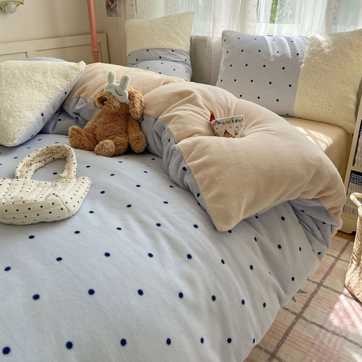 91家纺网 家纺一手货源 找家纺 顾里家纺 2025新款波点羊羔拼接牛奶绒四件套小波点 蓝波点