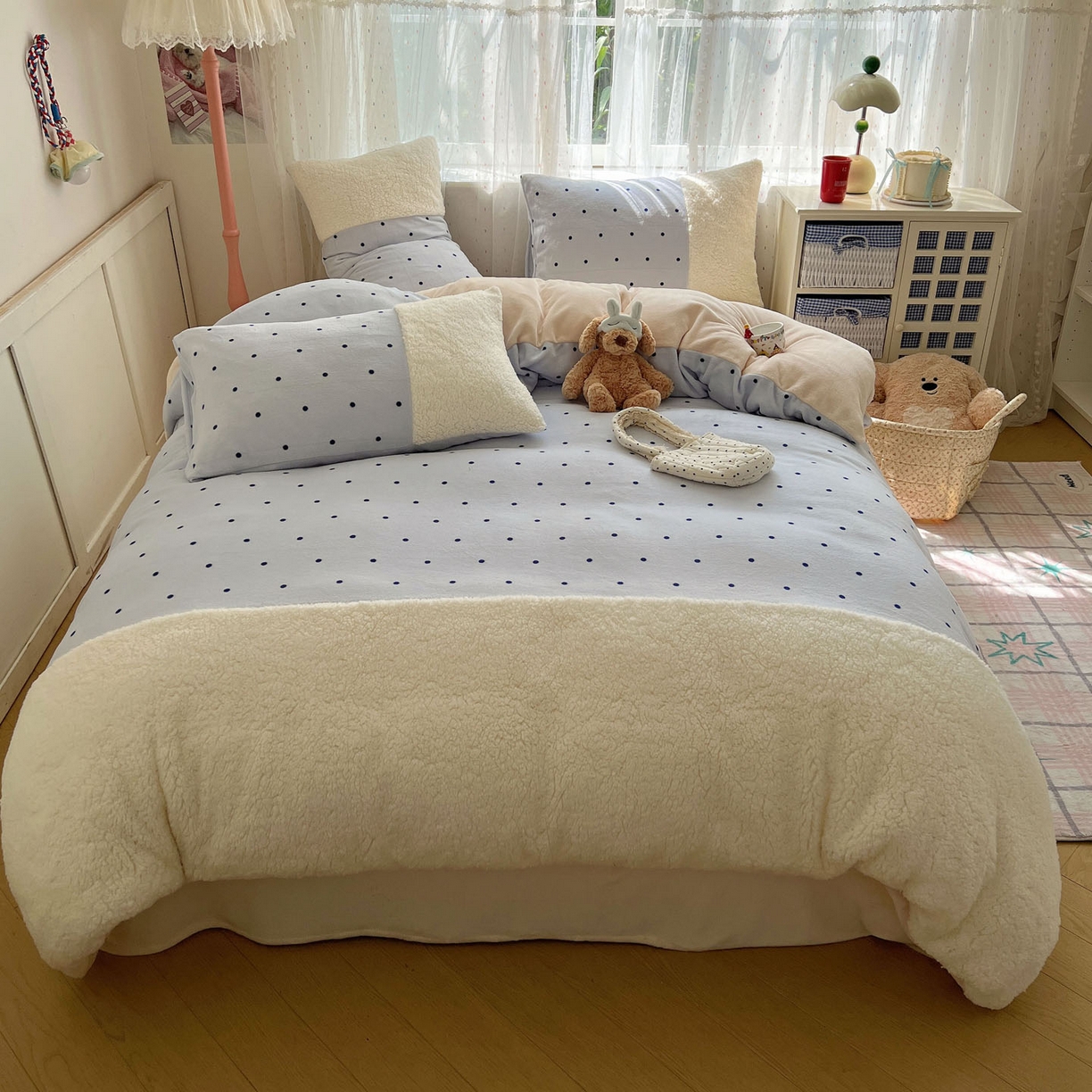 91家纺网 家纺一手货源 找家纺 顾里家纺 2025新款波点羊羔拼接牛奶绒四件套小波点 蓝波点