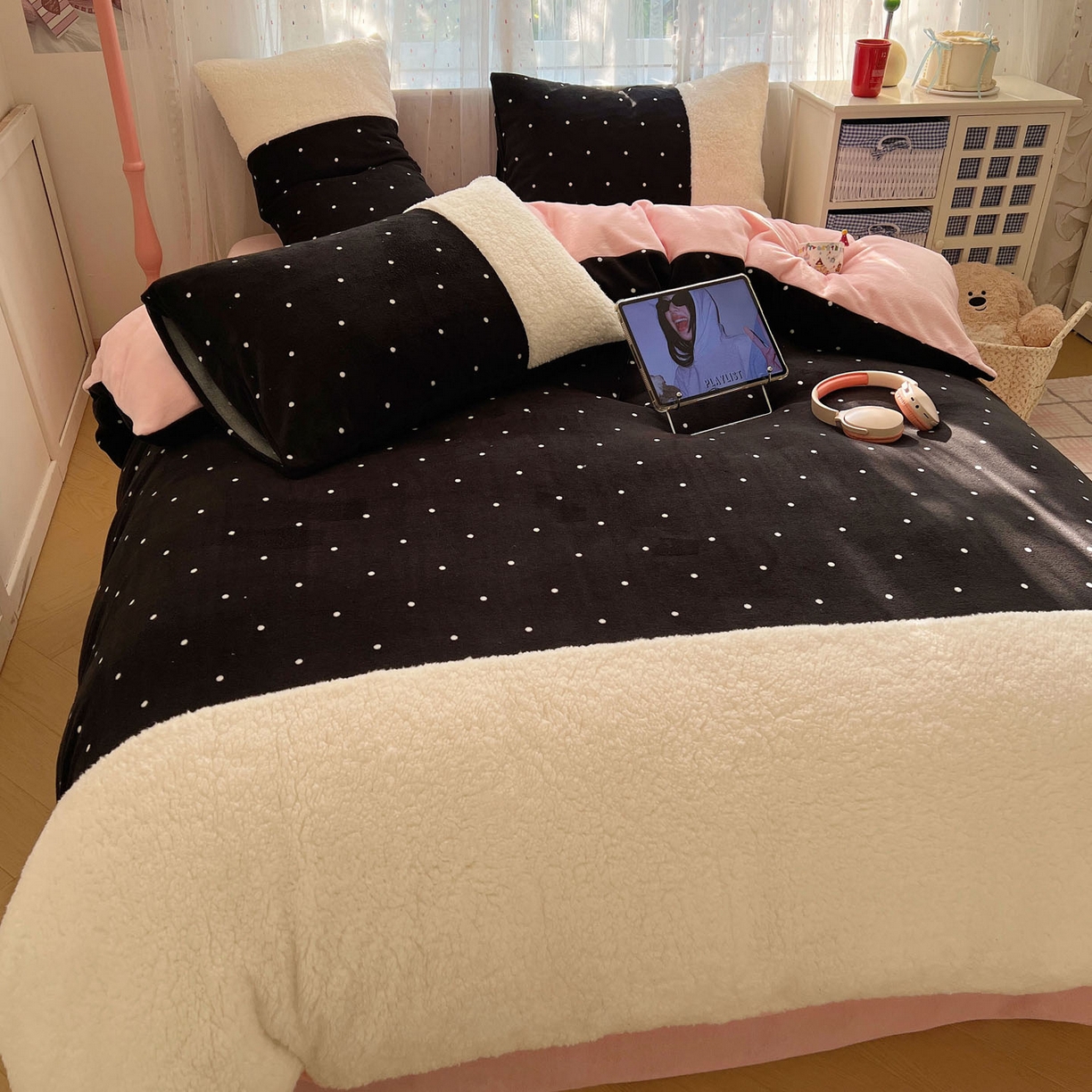 91家纺网 家纺一手货源 找家纺 顾里家纺 2025新款波点羊羔拼接牛奶绒四件套小波点 黑波点