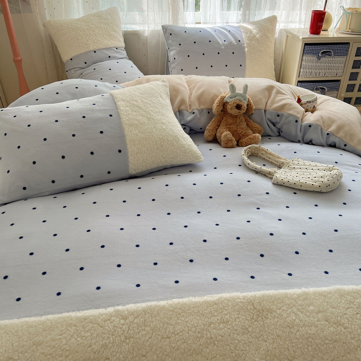 91家纺网 家纺一手货源 找家纺 顾里家纺 2025新款波点羊羔拼接牛奶绒四件套小波点 蓝波点