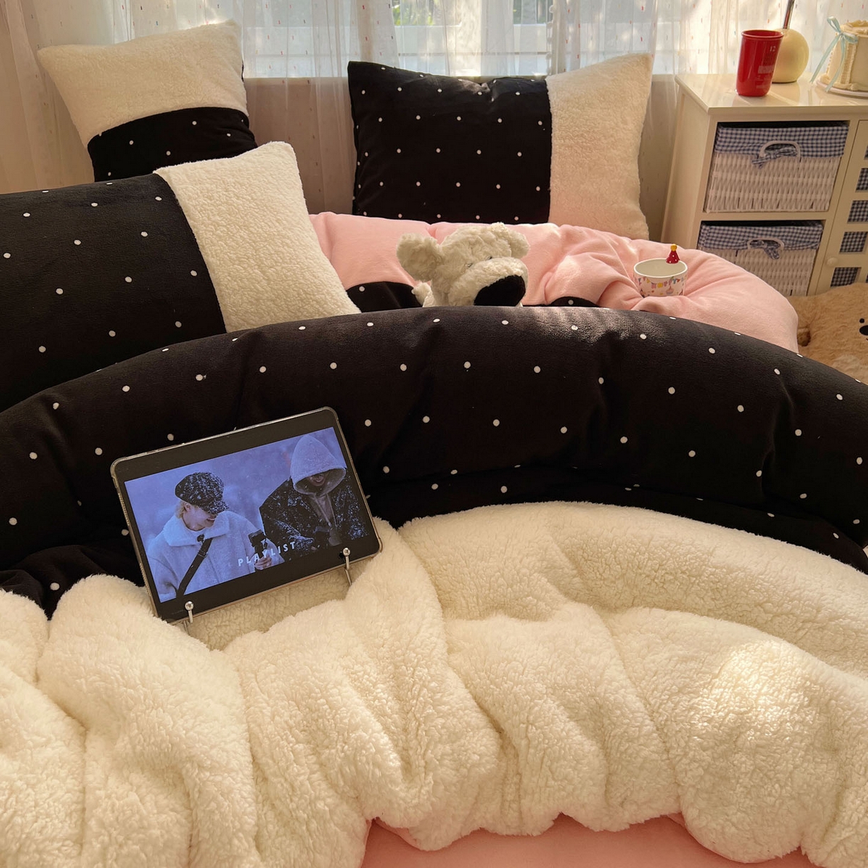 91家纺网 家纺一手货源 找家纺 顾里家纺 2025新款波点羊羔拼接牛奶绒四件套小波点 黑波点