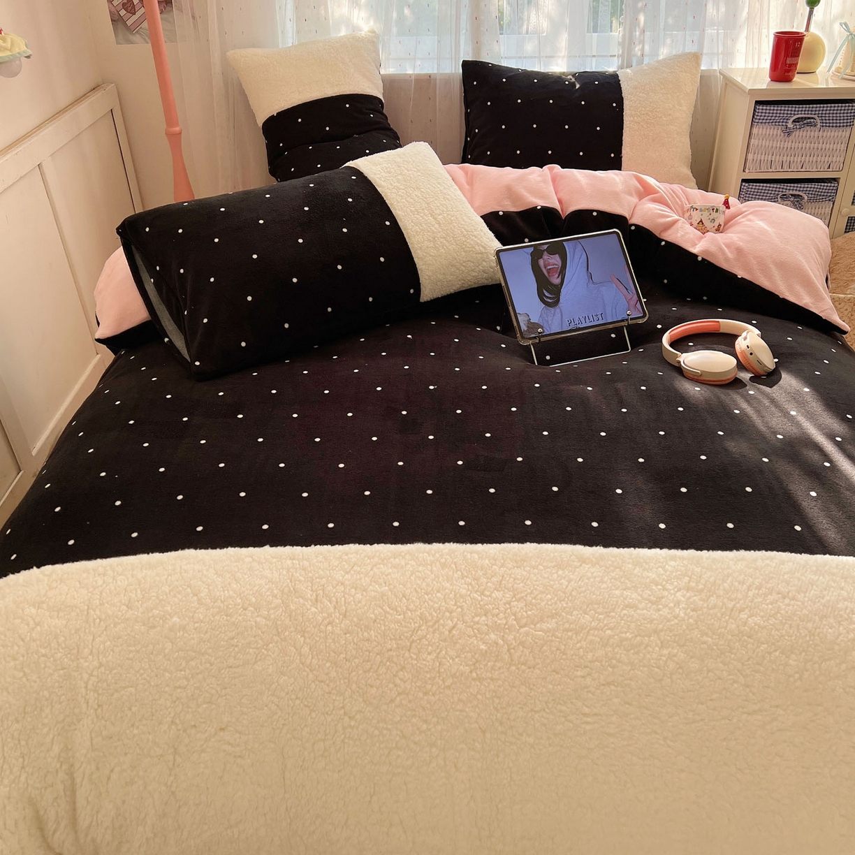 91家纺网 家纺一手货源 找家纺 顾里家纺 2025新款波点羊羔拼接牛奶绒四件套小波点 黑波点