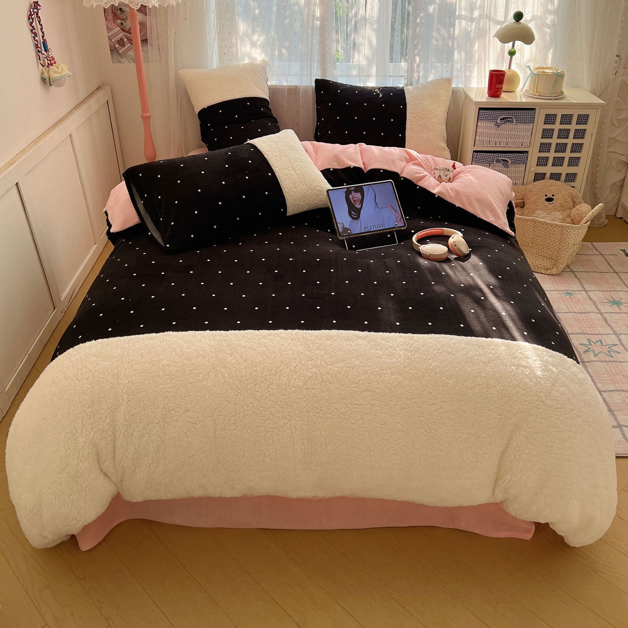 91家纺网 家纺一手货源 找家纺 顾里家纺 2025新款波点羊羔拼接牛奶绒四件套小波点 黑波点