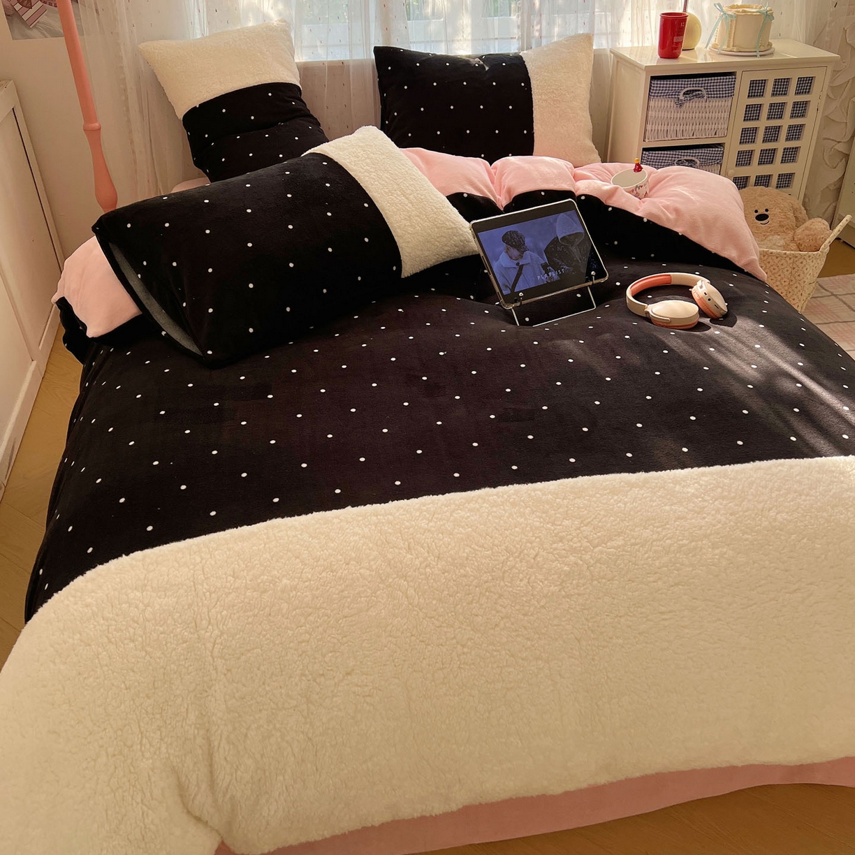 91家纺网 家纺一手货源 找家纺 顾里家纺 2025新款波点羊羔拼接牛奶绒四件套小波点 黑波点