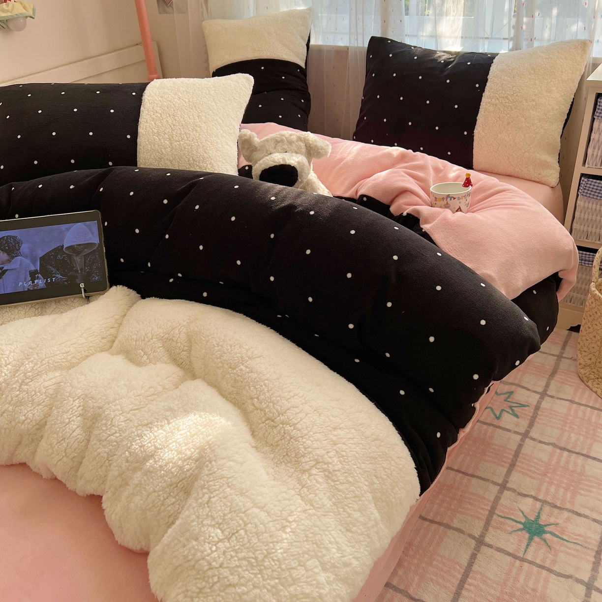 91家纺网 家纺一手货源 找家纺 顾里家纺 2025新款波点羊羔拼接牛奶绒四件套小波点 黑波点