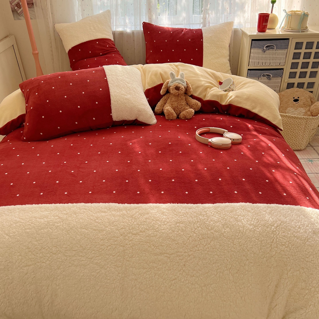 91家纺网 家纺一手货源 找家纺 顾里家纺 2025新款波点羊羔拼接牛奶绒四件套小波点 红波点