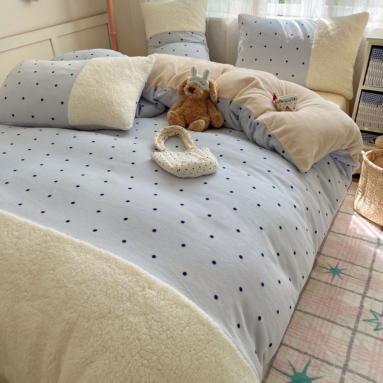 91家纺网 家纺一手货源 找家纺 顾里家纺 2025新款波点羊羔拼接牛奶绒四件套小波点 蓝波点