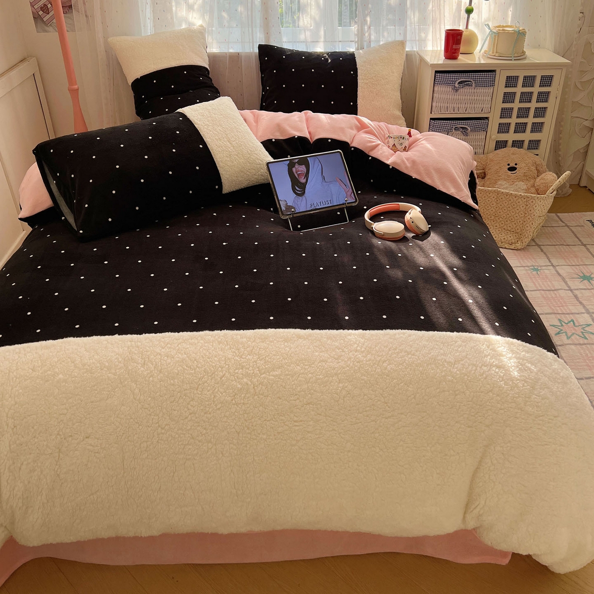 91家纺网 家纺一手货源 找家纺 顾里家纺 2025新款波点羊羔拼接牛奶绒四件套小波点 黑波点