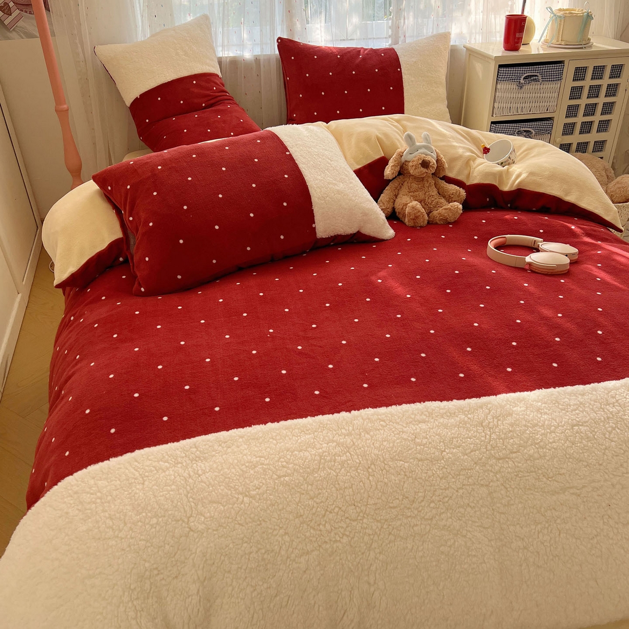 91家纺网 家纺一手货源 找家纺 顾里家纺 2025新款波点羊羔拼接牛奶绒四件套小波点 红波点