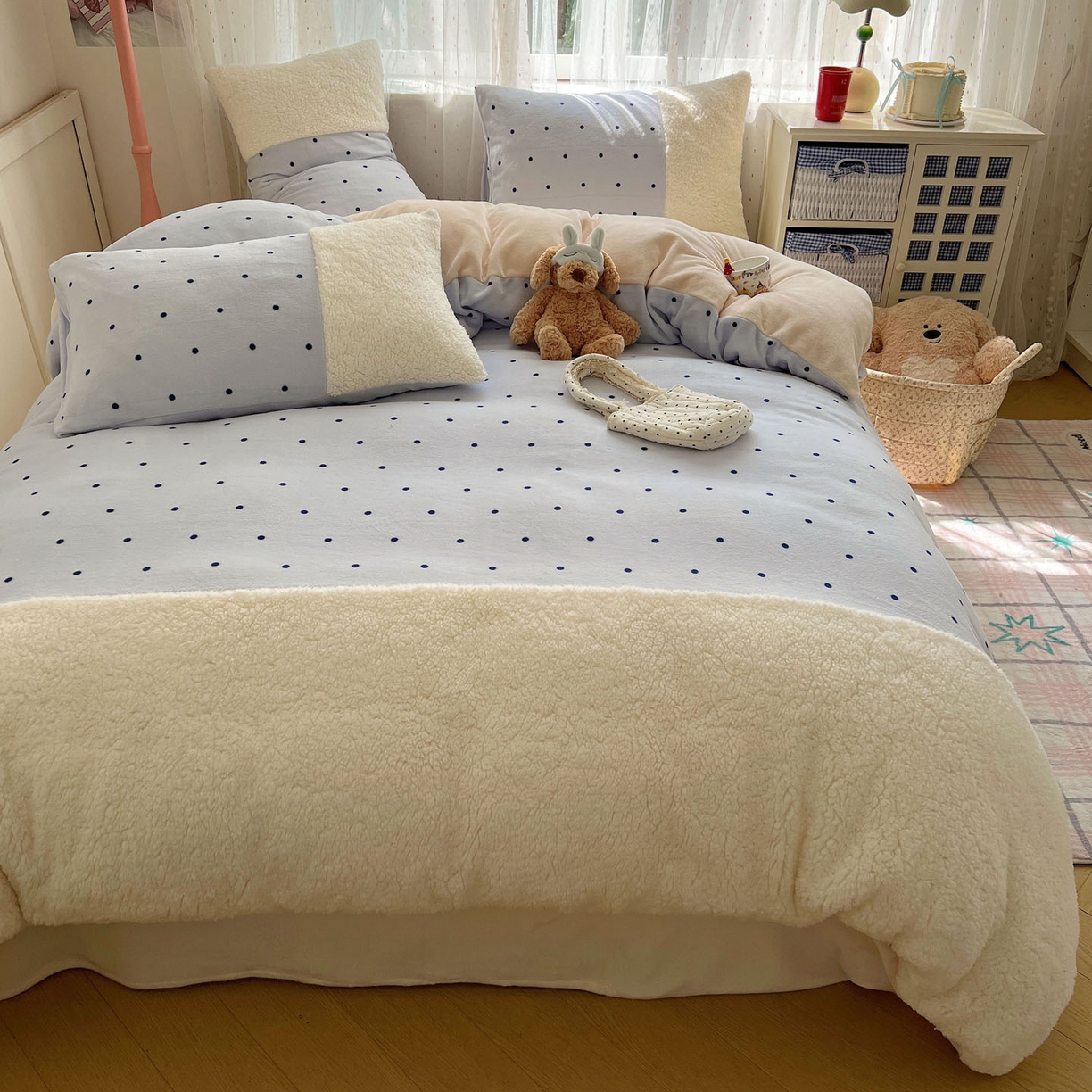 91家纺网 家纺一手货源 找家纺 顾里家纺 2025新款波点羊羔拼接牛奶绒四件套小波点 蓝波点