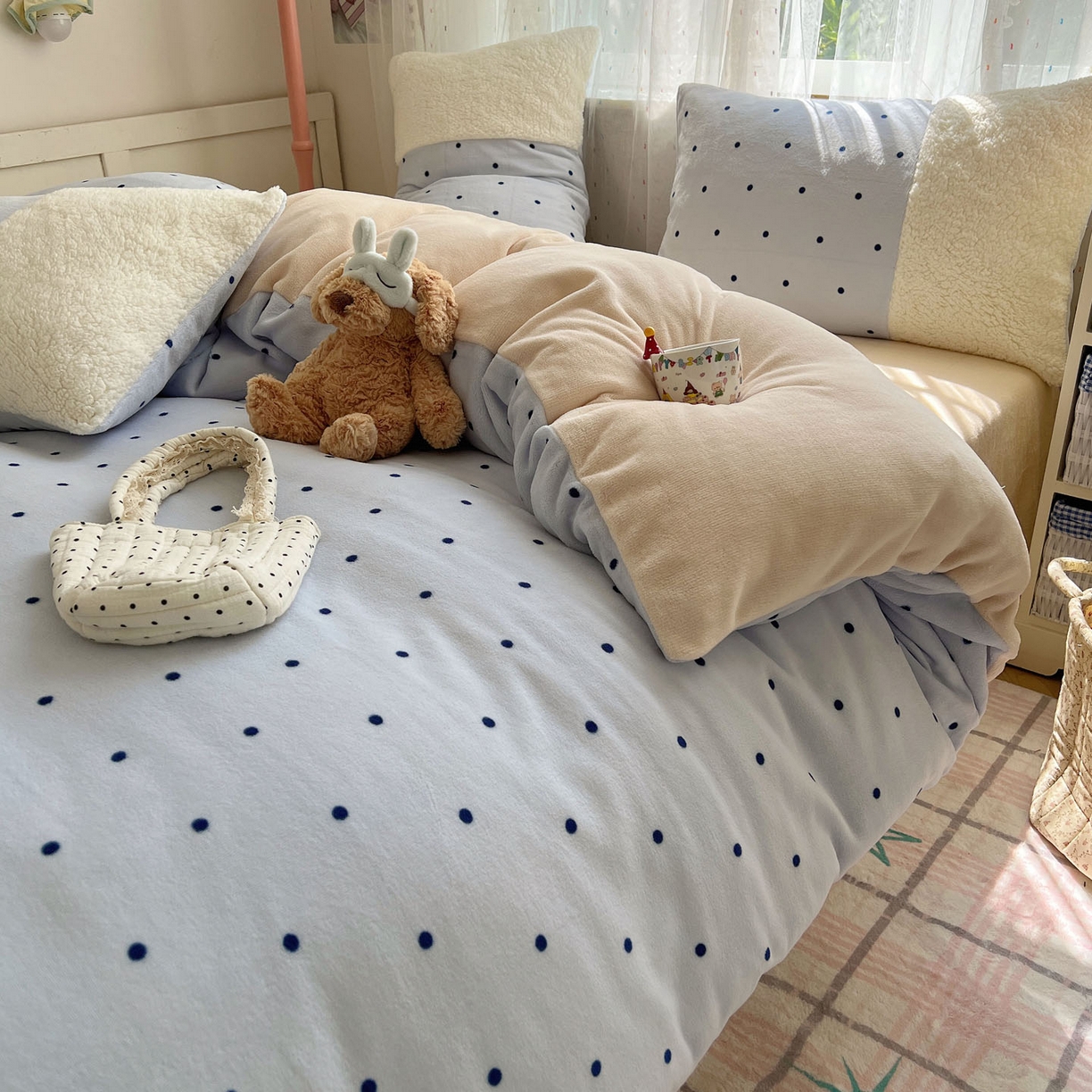 91家纺网 家纺一手货源 找家纺 顾里家纺 2025新款波点羊羔拼接牛奶绒四件套小波点 蓝波点