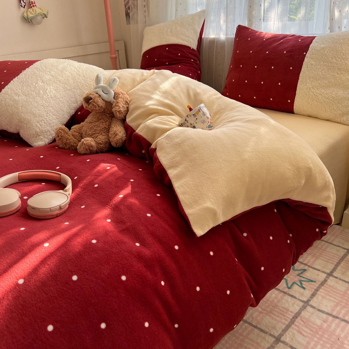 91家纺网 家纺一手货源 找家纺 顾里家纺 2025新款波点羊羔拼接牛奶绒四件套小波点 红波点