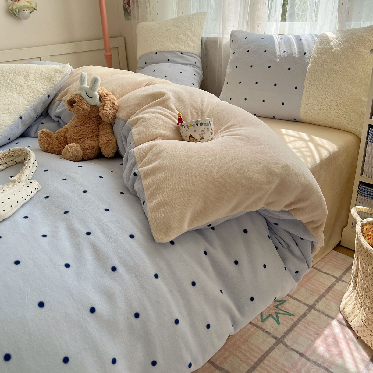 91家纺网 家纺一手货源 找家纺 顾里家纺 2025新款波点羊羔拼接牛奶绒四件套小波点 蓝波点
