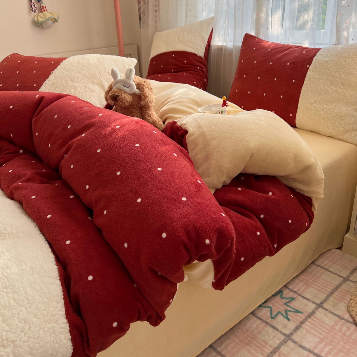 91家纺网 家纺一手货源 找家纺 顾里家纺 2025新款波点羊羔拼接牛奶绒四件套小波点 红波点