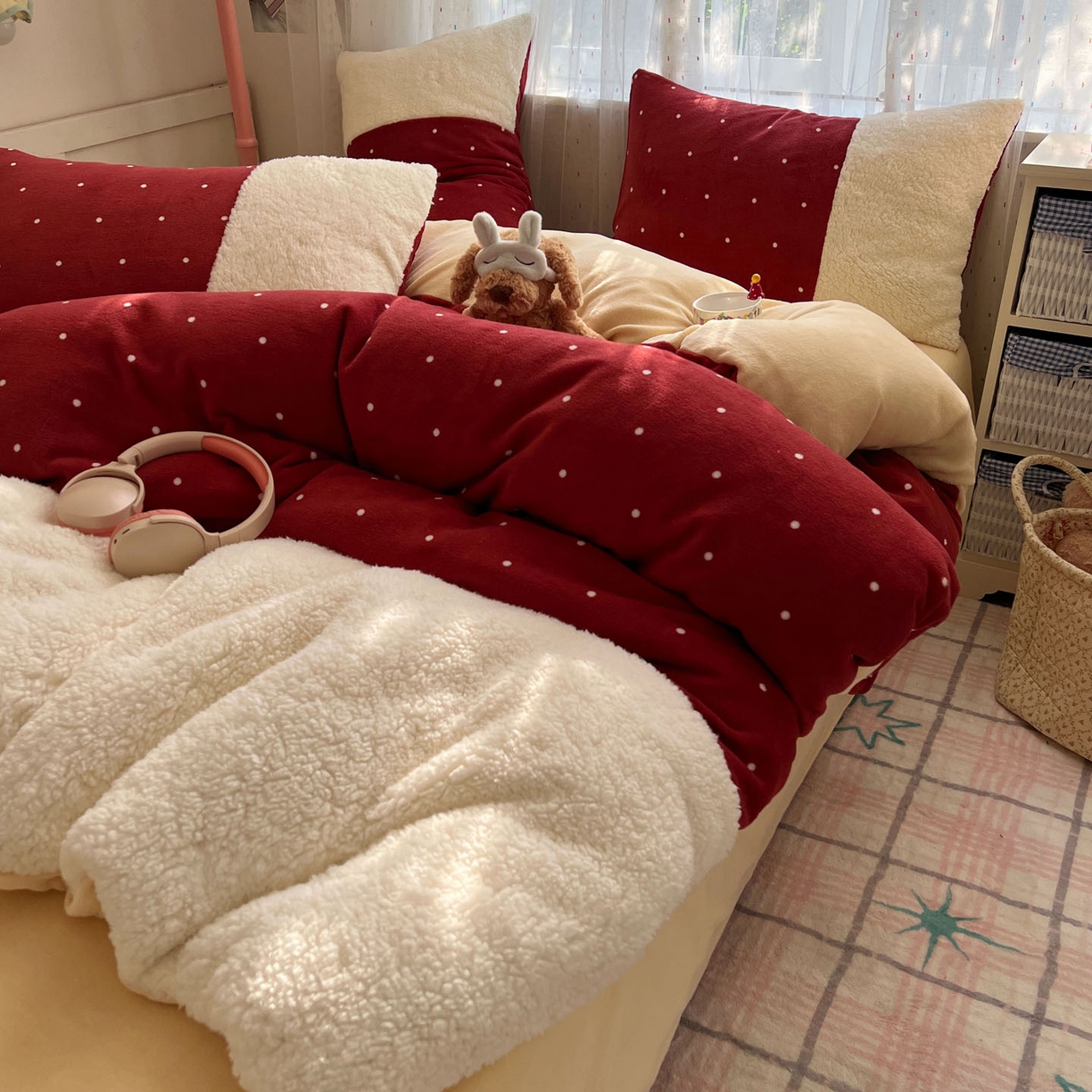 91家纺网 家纺一手货源 找家纺 顾里家纺 2025新款波点羊羔拼接牛奶绒四件套小波点 红波点