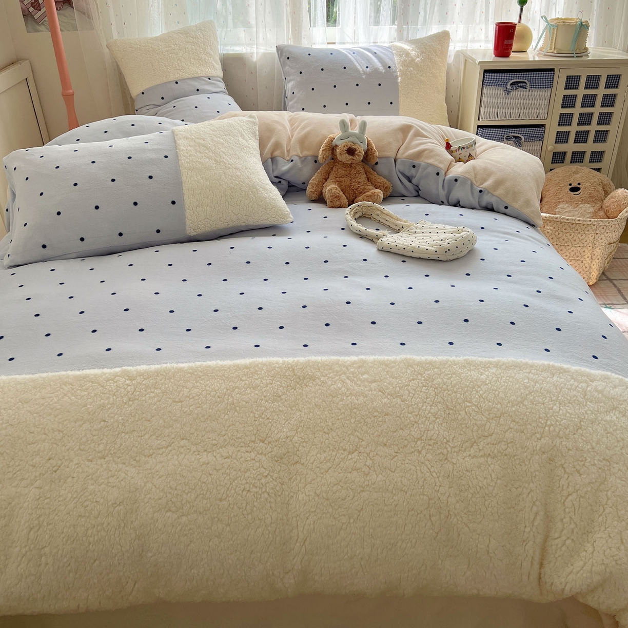 91家纺网 家纺一手货源 找家纺 顾里家纺 2025新款波点羊羔拼接牛奶绒四件套小波点 蓝波点