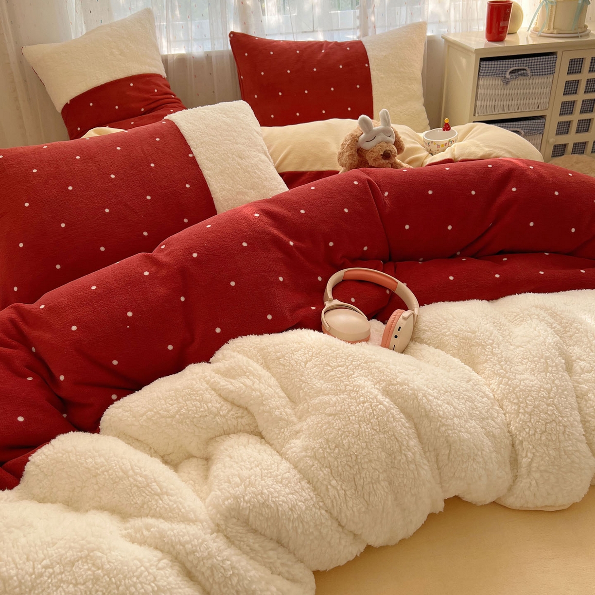 91家纺网 家纺一手货源 找家纺 顾里家纺 2025新款波点羊羔拼接牛奶绒四件套小波点 红波点